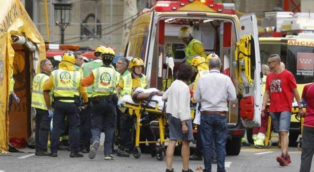 Uno dei feriti soccorsi nel crollo all'Hotel Ritz di Madrid