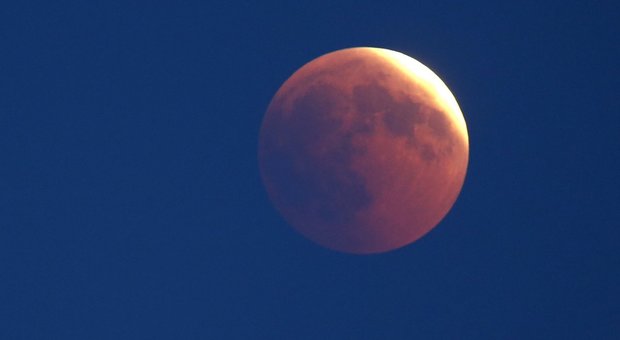 Luna, stasera l'eclissi parziale visibile da tutta Italia: ecco come assistere allo spettacolo