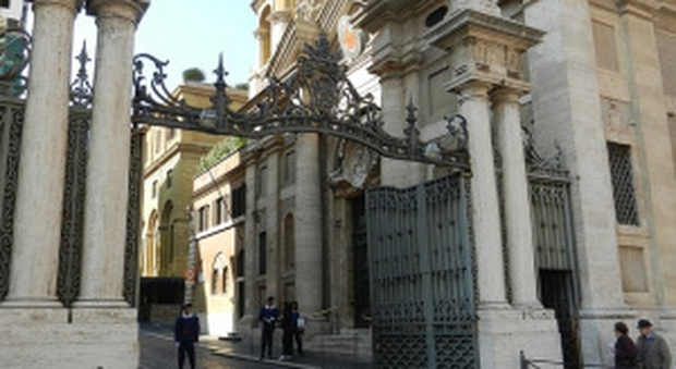 La parrocchia di Sant'Anna in Vaticano svuola l'acquasantiera per evitare possibili contagi
