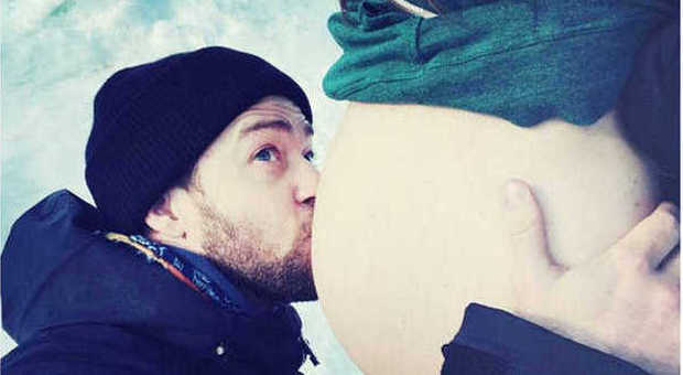 Justin Timberlake e Jessica Biel presto genitori, l'annuncio su Instagram con la foto del pancione