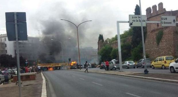 San Giovanni, protesta dei movimenti per la casa: barricate e cassonetti in fiamme, tangenziale bloccata, traffico in tilt