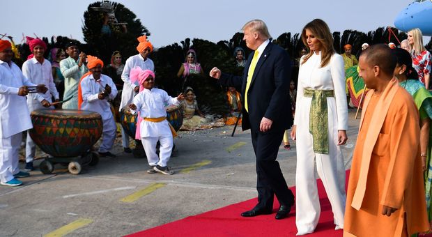 Trump sbarca in India, l'abbraccio col premier Modi