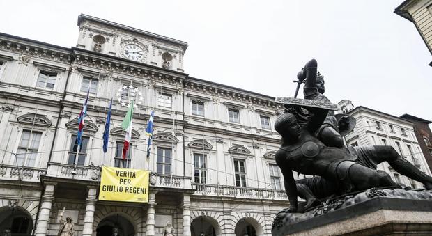 Striscione per Giulio nella sede del Comune di Torino