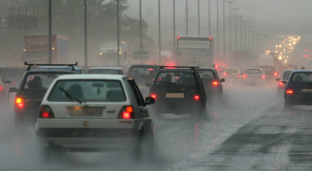 Roma, pioggia e raffiche di vento: traffico in tilt sul raccordo anulare