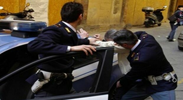 Napoli, Rione Lotto Zero: aggredisce i poliziotti durante un controllo, arrestato