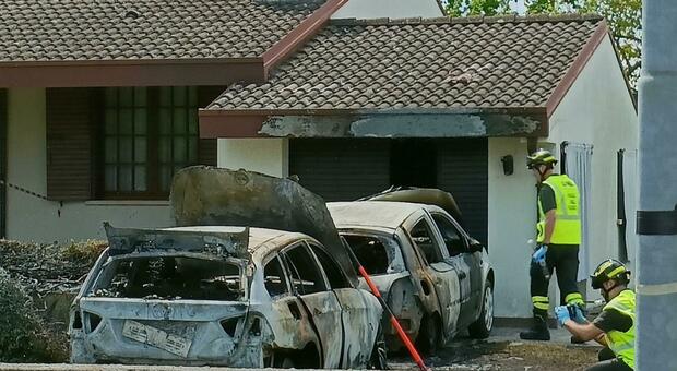 VIGONZA - L'attentato incendiario con due auto date alle fiamme ai danni di Enzo Ferrara