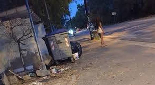 Sorpreso in strada con la prostituta e multato per 3.800 euro dai vigili