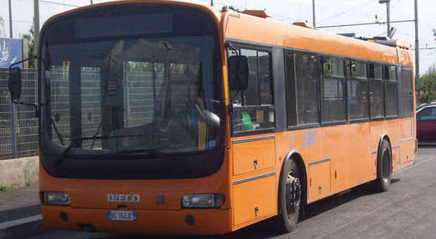 Ancona, 17enne senza biglietto sul bus ​manda l'autista all'ospedale con una testata