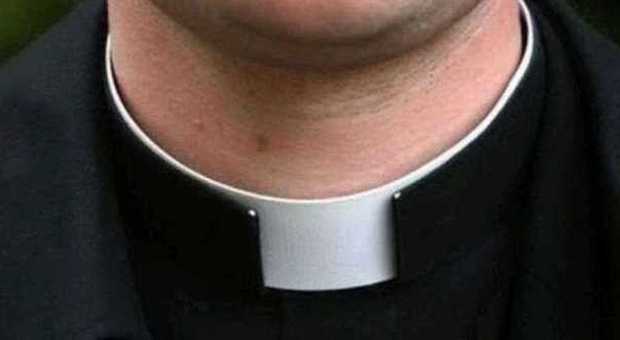 Il bel sacerdote veneto fa innamorare la parrocchiana: finisce in tribunale