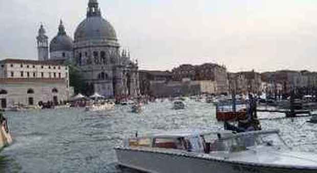 Taxi acquei in laguna a Venezia