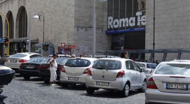 Roma, tassista salta la fila: è rissa a Termini botte al collega sotto gli occhi dei turisti