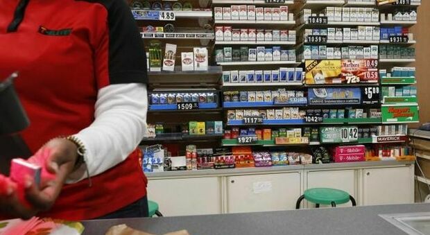 Vende un pacchetto di sigarette a un 15enne: tabaccaio multato di mille euro