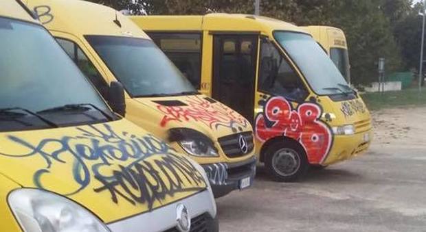 Raid vandalico, imbrattati tutti gli scuolabus: li ripulisce l'autista-carrozziere