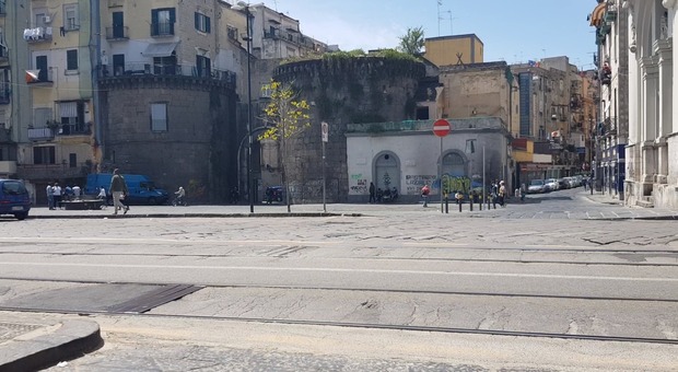 Napoli, ancora una rissa a porta Nolana. La testimonianza di un residente: «Hanno quasi ucciso mio figlio»