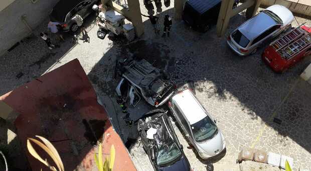 Napoli, auto precipita in curva a via Petrarca: giovane di 29 anni trasportato d'urgenza in ospedale
