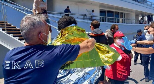 Migranti, peschereccio diretto in Italia naufraga al largo della Grecia: almeno 78 morti
