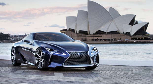 La Lexus LF-LC in tinta Opal Blue in posa davanti all'inconfondibile Opera House di Sydney