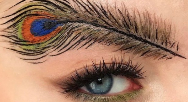 La make up artist scherza su Instagram, ma il sopracciglio piumato diventa subito moda -Guarda