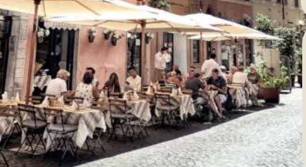Roma, stretta sui tavolini selvaggi: «Divieti in 5 aree del Centro»
