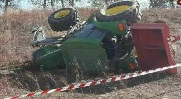 Muore schiacciato dal trattore, 64enne perde la vita mentre lavora al suo terreno agricolo