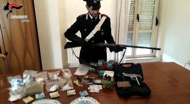 Arrestata coppia di incensurati nel Napoletano: droga, soldi e armi trovati in casa