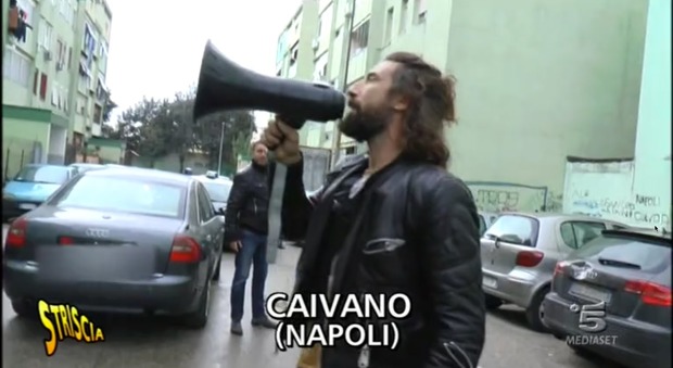 Spacciatore arrestato, acqua dai balconi sui carabinieri: caos nel quartiere che aggredì Brumotti