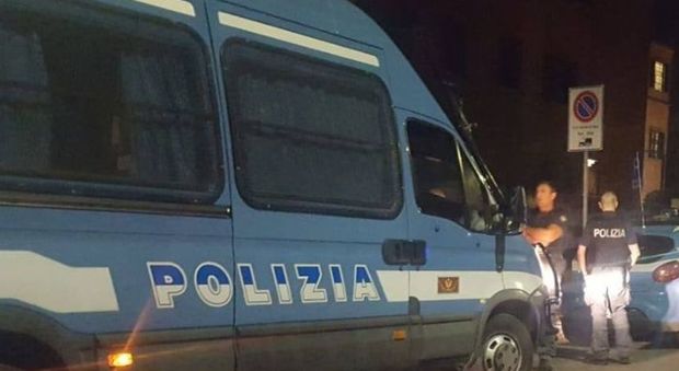 Roma, poliziotti corrotti: bruciata nella notte la Maserati dell'imprenditore arrestato