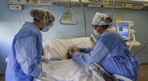 Va a prendere la moglie infermiera, di turno 24 ore in ospedale: multato di 533 euro