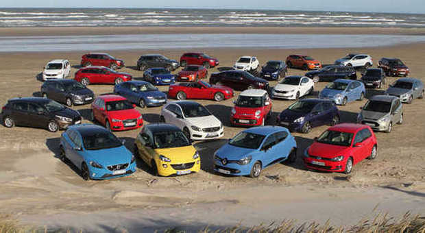 Le candidate all'edizione 2013 del premio Auto dell'Anno sulla spiaggia di Tannis in Danimarca
