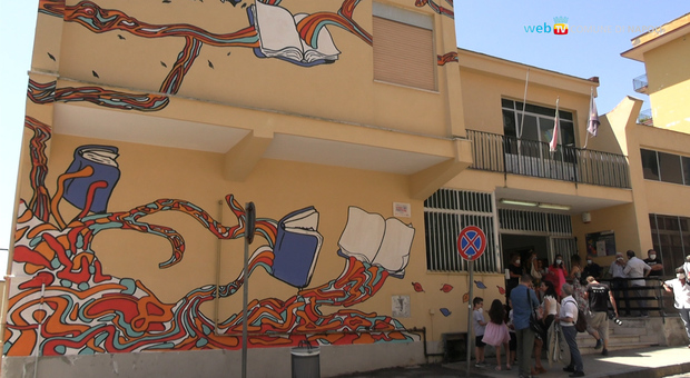 Street art, inaugurato il murale di Bagnoli sulla facciata della scuola Michelangelo Ilioneo