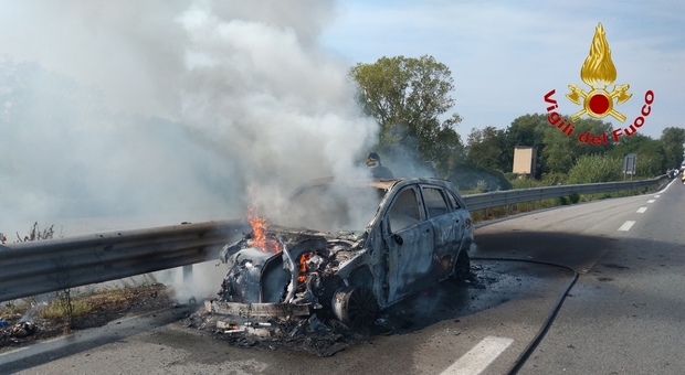 Auto alimentata a metano in fiamme sulla superstrada, traffico rallentato e intervento dei pompieri