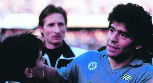 Maradona, venerdì in edicola il libro omaggio del Mattino: «Diego e noi»