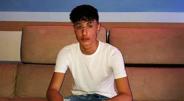 Francesco,17 anni, ucciso a coltellate in strada nel Foggiano. Si è costituito il presunto aggressore: ha 15 anni