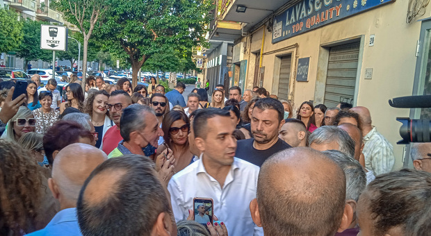 Folla per Di Maio a Pomigliano: «Stop superbollette e si all'equo compenso»