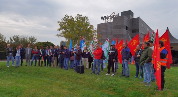 Sciopero alla Whirlpool tra rabbia e proteste: «Siamo senza prospettive»