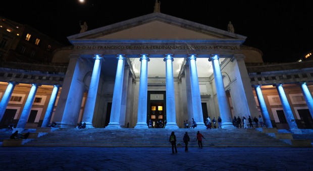 Il colonnato del Plebiscito illuminato a festa