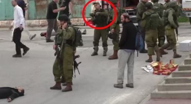Soldato israeliano spara a palestinese ferito a terra: arrestato
