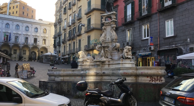 Napoli, piazzetta Monteoliveto nel degrado nella fontana lattine, bottiglie e sigarette