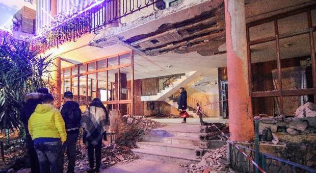 Bomba sventra un palazzo abitato da 4 famiglie: tragedia sfiorata