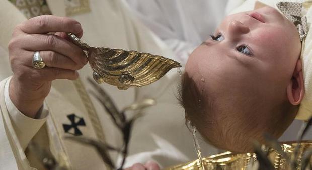 Vescovo abolisce madrine e padrini per battesimi e cresime