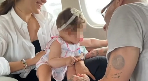 Gianluca Vacchi con la figlia appena nata sul jet privato. «È il primo viaggio della nostra principessa» VIDEO