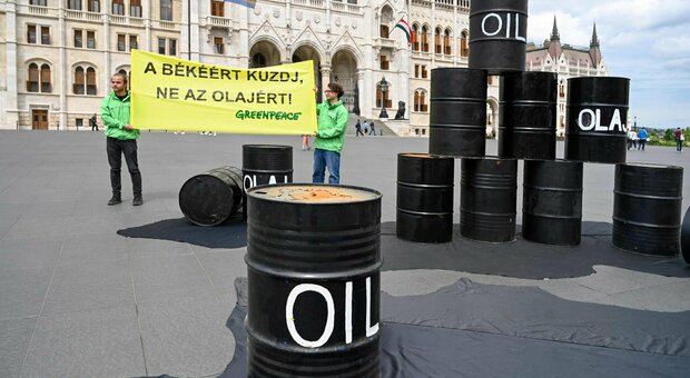 Russia, sesto pacchetto di sanzioni della Ue: si va verso embargo del petrolio via mare. La bozza del vertice