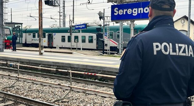 Ragazzino di 15 anni spinto sotto il treno: fermati due coetanei. «Spedizione punitiva per un sms a una ragazza»