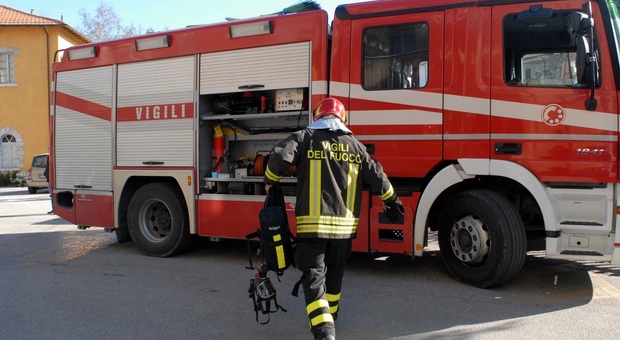 Roma, fiamme vicino la stazione della metro Valle Aurelia: traffico bloccato