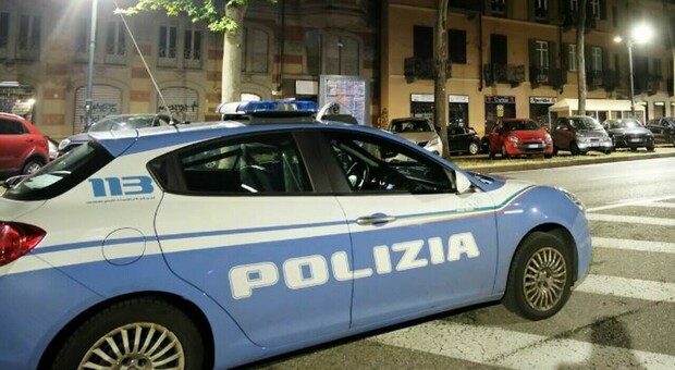 Trovato morto accoltellato in casa: giallo in serata a Vercelli