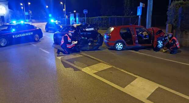 Incidente a Treviso, violento impatto tra una gazzella dei carabinieri e una Golf: quattro feriti