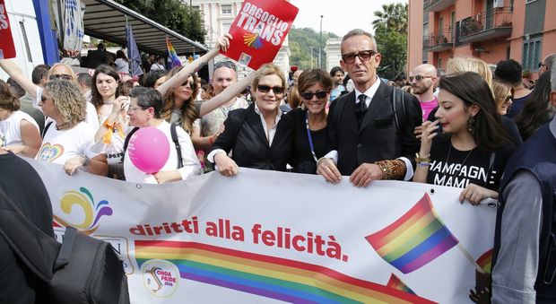 In migliaia al Gay Pride a Napoli Chanel di Gomorra è la madrina |Ft