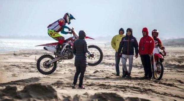 La spiaggia diventa regno del motocross