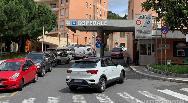 La "tassa sul dolore": un salasso parcheggiare l'auto fuori da un ospedale TUTTE LE TARIFFE IN ITALIA