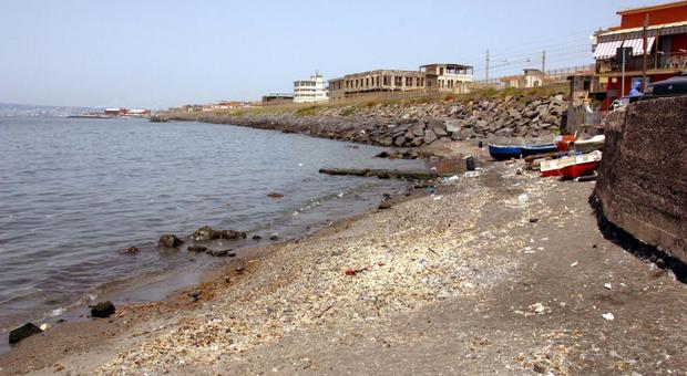 Ercolano, Giampiero pulisce ogni giorno la spiaggia libera: «Amo la mia città»